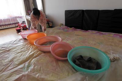 江油楼上漏水，住户失联，小区没物管，业主维权难！律师来支招……